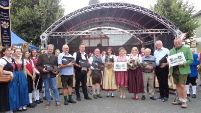 Bild: amö
Geschenke gab es die die Säulen der Partnerschaft. Von rechts: Stefan Sitz, Reinhard Sitz, Hans Bock, Sabine Dorner-Leyerer, Sonja Meier, Susanne Hutzler, Peter Ebner, Andreas Sorgenfrei, Gernot Lechner und Peter Turban