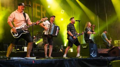 Bild: kaz
Die Troglauer feierten ihr 20. Bandjubiläum mit einem Open-Air-Konzert auf dem Stadtplatz.