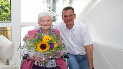 Bild: prh
Den Neustädtern ist Sieglinde Schiener noch bekannt, da sie fast 30 Jahre lang den Neuen Tag austrug. Im Seniorenwohnheim Löffler feierte sie am Freitag ihren 90. Geburtstag. Dazu gratulierte Bürgermeister Ernst Schicketanz.