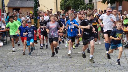 Bild: wel
Nach dem Startsignal stürmen die Kinder als erste los.