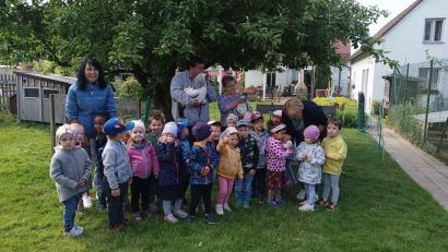 Bild: Daniela Burger/exb
Ein tolles Erlebnis für die Kindergartenkinder war der Besuch bei der Hühnerzüchterfamilie Weiß.