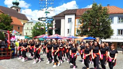 Bild: lg
Die "Sommertanzgruppe" beeindruckt auf dem Marktplatz mit einer faszinierenden Showtanzeinlage.