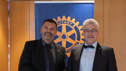 Bild: Tobias Riedl/exb
Michael Doblinger (links) übergibt das Amt des Präsidenten von Rotary Amberg an Klaus Horn (rechts).