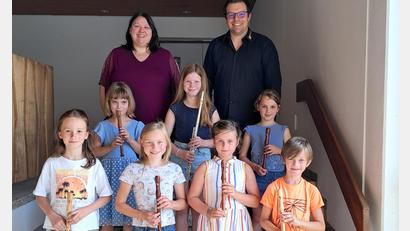 Bild: sak
Die stolzen Musiker mit ihren Instrumenten. Es gratulierte zum Newcomer-Abzeichen das Prüfungsteam: Sabine Kredler und Christian Bäuml.