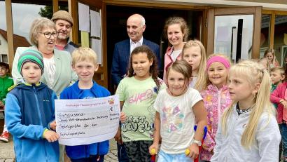 Bild: Krones
Die Kinder der Freihunga Theatergrupp´m übergeben eine Spende an die Josef-Voit-Grundschule.
