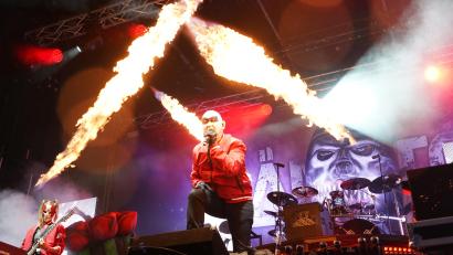 Bild: kaz
Die Metal-Band "Hämatom" brachte am Freitag den Kemnather Stadtplatz zum Beben. Nicht fehlen durfte eine ordentliche Menge Pyrotechnik und - fürs "Festival-Feeling" – der ein oder andere Regenschauer. Zu Gast waren auch die Troglauer.