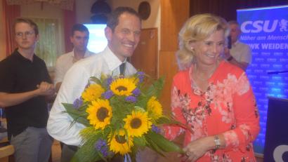 Bild: fz
Erste Gratulantin nach dem Traumergebnis ist Andrea Lang, zweite Bürgermeisterin von Pleystein, mit Blumen für Albert Rupprecht.