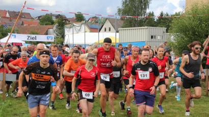 Bild: kro
Martin Gebhardt (links) bei den Herren und Karina Maier (Vierte von rechts, Startnummer 91) bei den Frauen waren die Schnellsten beim 25. Waldnaabtal-Crosslauf der DJK Falkenberg.