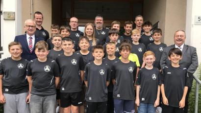 Bild: mma
Die Mannschaft der D-Jugend-Spielergemeinschaft Hahnbach-Gebenbach-Ursulapoppenricht ist stolz auf ihren Aufstieg in die Kreisliga, wozu die entsprechenden Bürgermeister gratulierten.