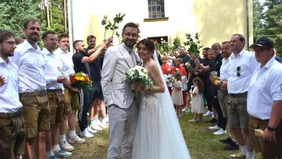 Bild: jr
Kirchlich geheiratet haben am Samstag in der Allerheiligenkirche bei Wernersreuth die Mitterteicher Anna-Lena und Maximilian Siller. Beim Verlassen der Kirche gab es ein großes Ehrenspalierfür das Paar.