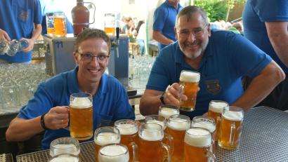 Bild: jr
Schon zum Auftakt des Zoiglfests am Samstag in Mitterteich hatten die Helfer an der Schänke viel zu tun.