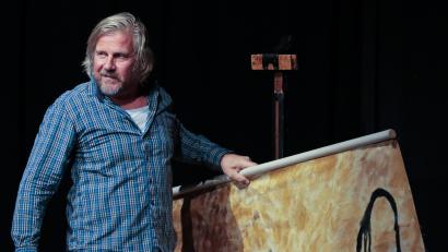 Bild: Wolfgang Steinbacher
Beim Sulzbach-Rosenberger Kultursommer erklärte Schauspieler Martin Luding in „Caveman“ auf deutschen Theaterbühne die hunderttausend Jahre alte Beziehung zwischen Mann und Frau.