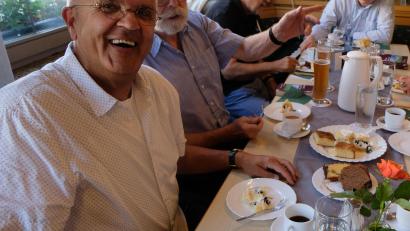 Bild: Lehner/exb
So kennt man Pfarrer Peter Sachi (links) auch heute noch. Nach 40 Jahren besuchte er Floß.