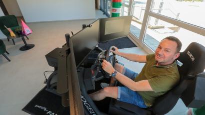 Bild: Wolfgang Steinbacher
Marcus Popel sitzt im Fahrsimulator. Vor kurzem ist seine Fahrschule in den ehemaligen Subway im Amberger Bahnhofsgebäude umgezogen.