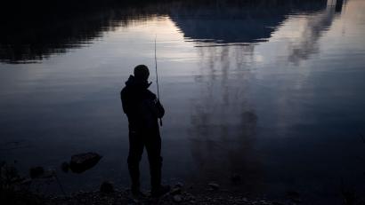 Symbolbild: Marijan Murat/dpa
Am Happurger Stausee erwischten Polizisten und Fischereiaufseher einen 31-Jährigen, der hier in der Nacht illegal seine Angel ausgeworfen hatte.