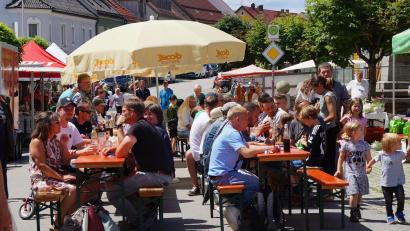 Bild: wel
Bereits zum Mittagessen ist die Hauptstraße gut bevölkert, am Nachmittag kommen immer mehr Gäste.