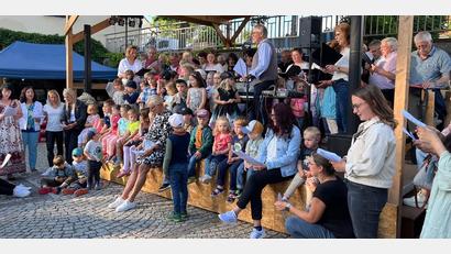 Bild: Anna Thiel /exb
"Schön ist es, auf der Welt zu sein" sangen die zwei Chöre, die Kinder des Kinderhauses Don Bosco und die Erzieherinnen.