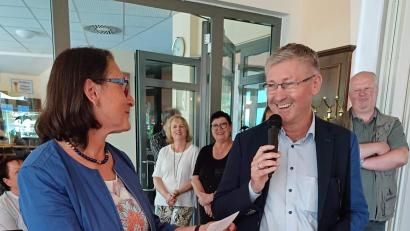 Bild: u
Zur Eröffnung des Jubiläumsturniers hieß die Bridge-Club-Vorsitzende Birgitt Marx (links) besonders 3. Bürgermeister Franz Badura (vorne, rechts) willkommen. Er gratulierte zum 40-Jährigen mit einer Spende der Stadt.
