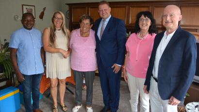Bild: jr
Bestens gelaunt waren (von links) Pfarrvikar Luke Eze, Schwiegertochter Ursula, Jubilarin Renate Zintl, Bürgermeister Stefan Grillmeier, Schwiegertochter Helene Beier mit Ehemann und Sohn der Jubilarin, Dr. Reinhard Zintl.