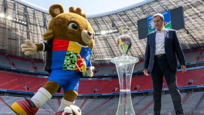 Symbolbild: Peter Kneffel/dpa
Markus Söder, Ministerpräsident von Bayern, und der EM-Pokal.