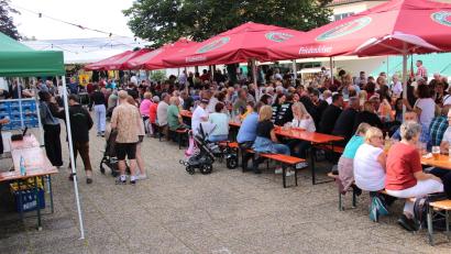 Bild: prh
Mit neuer Ausrichtung war das 41. Plößberger Bürgerfest am Samstag ein voller Erfolg. Nicht nur die Plößberger, sondern Besucher aus allen Gemeindeteilen genossen das ideale Festwetter, das schöne Ambiente und die kulinarischen Angebote.