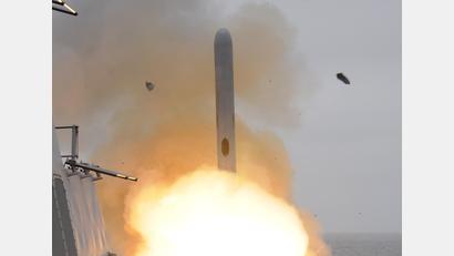Bild: (U.S. Navy photo by Mass Communication Specialist 1st Class Carmichael Yepez/Released)
Ein Marschflugköper Tomahawk beim Start. Oft werden die Geschosse von Schiffen gestartet. Allerdings ist auch ein Abschuss von Land aus möglich.