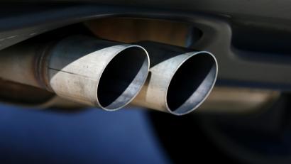 Symbolbild: Karl-Josef Hildenbrand
Mit einem stark röhrenden BMW ist eine Nürnberger durch Amberg gefahren. Die Polizei unterzog das Auto einer Schallpegelmessung.