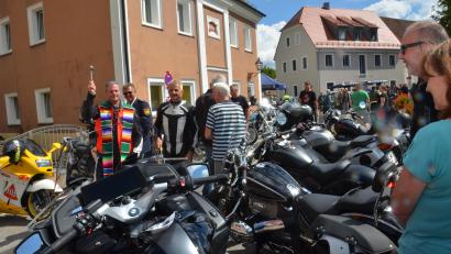 Bild: dob
Pater Thomas Mühlberger aus Wien erschien in Motorradkluft und segnete die aufgereihten Zweiräder. Erster Polizeihauptkommissar Martin Zehent (Zweiter von links) und Hans Beugler (rechts) unterstützten als Ministranten.