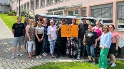 Bild: GFP Erbendorf/exb
Die Motorradfreunde und ihre Unterstützer sammelten bei einer Spendenaktion 15 000 Euro. Das Geld ging an das Kinderhospiz Bamberg.