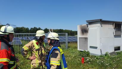 Bild: Hösamer
Die Feuerwehren bringen den Brand am Wechselrichter der Solaranlage schnell unter Kontrolle.