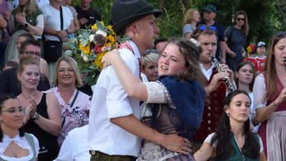 Bild: hdk
Das Oberkirwapaar Valentin Brunner und Katia Kohler beim Ehrentanz.