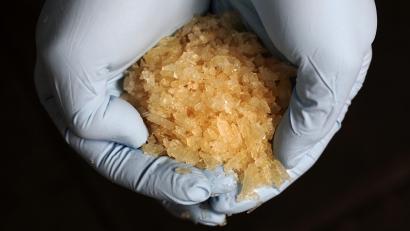 Symbolbild: Fredrik Von Erichsen/dpa
Eine große Portion sichergestelltes Crystal Meth in Händen von Ermittlern. Ein 41-Jähriger Sulzbach-Rosenberger Dealer bekam für seine Machenschaften nun vor dem Landgericht Amberg eine Haftstrafe von zwei Jahren auf Bewährung.