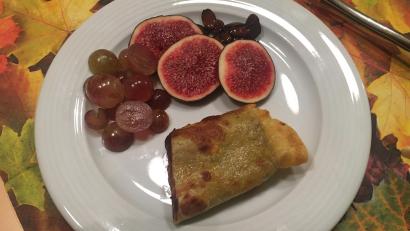 Bild: Irma Held
Mit Weintrauben und Feigen garniert ist dieses Dessert nicht nur ein Augenschmaus, sondern schmeckt auch vorzüglich – nicht zu süß und schokoladig.