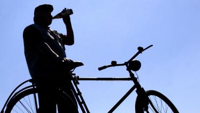 Symbolbild: Patrick Pleul
Knapp hinter der Landkreisgrenze von Amberg-Sulzbach auf dem Gemeindegebiet von Vorra im Nürnberger Land verletzte sich ein Radfahrer schwer beim Zusammenstoß mit einem anderen Radfahrer. Ob Alkohol eine Ursache gewesen sein könnte, lässt die Polizei prüfen.
