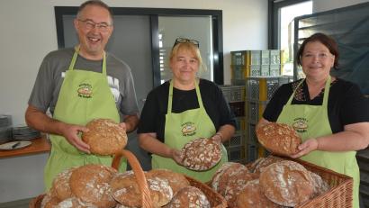 Bild: jr
Stolz präsentieren Alfons Schnurrer, Brigitte Meyer (Mitte) und Rosa Schmeller die gebackenen Bauernbrote.