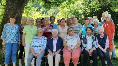 Bild: D. Höcht/exb
Die Reuther Senioren beim Gruppenbild im Garten der Zoiglstube Letten.