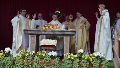Bild: gi
Primiziant Michael Steinhilber (Mitte) hielt seinen Primizgottesdienst auf dem Dorfplatz in Etzgersrieth.