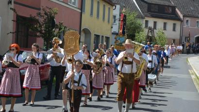 Bild: jr
Angeführt wurde der Festzug von der Mitterteicher Stadtkapelle.