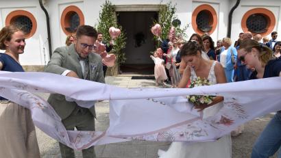 Bild: ubb
Daniel und Linda Härtl gaben sich in der Kappl das Jawort. Spalier standen die Kolleginnen von der Zoiglstube Teicher in Neuhaus.