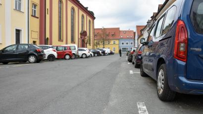 Archivbild: Stephan Huber
Der Paulanerplatz in Amberg. Er ist seit der Kanalsanierung dort ein lieblos gestalteter Parkplatz in einer historischen Altstadt.