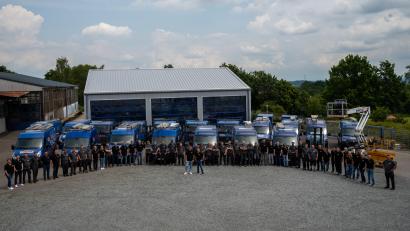 Bild: Josef Pöllath GmbH &amp; Co. KG
Ein Unternehmen präsentiert sich: Das Team und ein Teil des Fuhrparks der Firma Pöllath vor dem neu eingeweihten Werkstattgebäude.