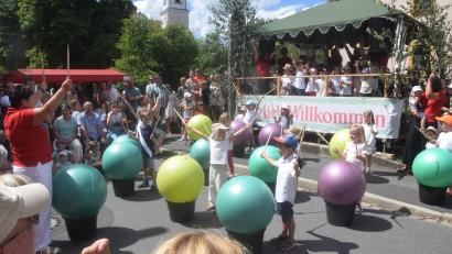 Bild: fz
Die Stars beim Dorffest sind die Kinder mit der Aufführung des Neunkirchner Dorf-Raps.