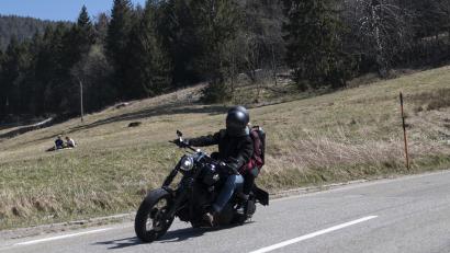 Symbolbild: Patrick Seeger/dpa
Bei Ursensollen zwischen Viehberg und Weiherzant wurde ein Motorradfahrer – hier ein Symbolbild – aus Amberg bei einem Unfall schwer verletzt.