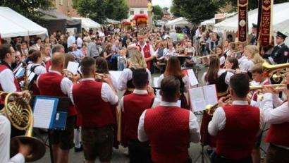 Bild: amö
Brechend voll ist der Winklarner Marktplatz beim Bürgerfest am Samstag und Sonntag.