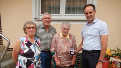 Bild: Werner Renner/exb
Tochter Renate und Sohn Günter freuen sich mit der Jubilarin Kuni Pilhofer über den Geburtstagsbesuch von Bürgermeister Hans-Jürgen Strehl (von links).
