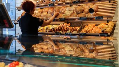 Symbolbild: Jan Woitas/dpa
Vermutlich waren es Seriendiebe, die in eine Amberger Bäckerei eingebrochen sind und den Tresor mitgenommen haben.