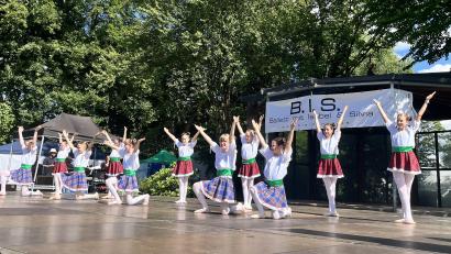 Bild: fij
"Die fröhlichen Kinder" strahlen bei ihrem großen Auftritt bei der Sommerserenade.