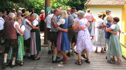 Bild: Hirsch
Am Wirtshaus "Unterbürg" treffen sich die Tanzpaare und lassen sich bei Polka, Walzer und Zwiefachen von den Regensburger Wirtshausmusikanten begleiten.