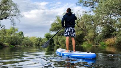 Bild: Julian Stratenschulte/dpa
Auch Stand-Up-Paddling-Kurse werden im Ferienprogramm angeboten.