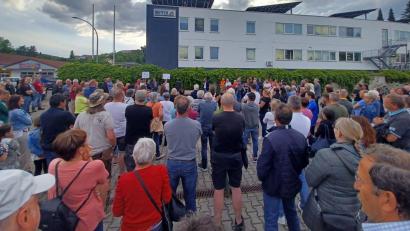 Bild: Christopher Schmal
200 bis 250 Bürger demonstrieren am Mittwochabend gegen die geplante Sammelunterkunft für Geflüchtete.